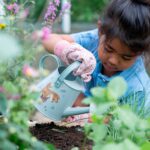 imagen de un niño en su jardín con el Set de jardín Forest Friends de Little Dutch
