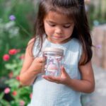 imagen de niña con el producto en las manos