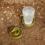 imagen del Vaso plegable con compartimento de Kikkerland abierto y donde se ve el pequeño compartimento