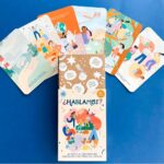 Imagen de varias cartas y de la caja de Cartas ilustradas Flashcards hablamos
