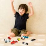 Imagen de un niño jugando con Conjunto de vehículos de servicios