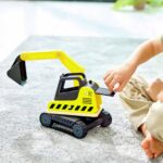 Imagen de un amno de un niño con la excavadora