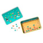 Iamgen de la caja abierta de Juego en caja metálica 4 en playa