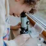 Imagen de niño mirando por el microscopio