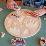 Imagen de manos de niño con animales