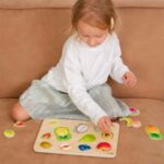 Imagen de una niña jugando con Puzzle de frutas de imágenes reales