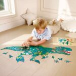 Imagen de un niño jugando con Puzzle de suelo brillante de dinosaurios 200 piezas