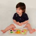Imagen de un niño jugando con Puzzle de verduras de imágenes reales