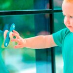 imagen de un niño jugando con el Spinner sensorial de silicona Hélice de Tickit