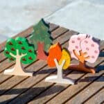 imagen sobre una mesa de los Árboles de madera y gemas Las 4 estaciones de Tickit