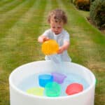 imagen de los 6 cuencos translúcidos para verter de colores de Tickit con la mesa de experimentación