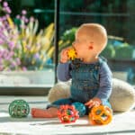 imagen de un bebé jugando con el producto