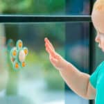 imagen de un niño jugando con el Spinner sensorial de silicona Flor de Tickit