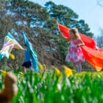 imagen de niño y niña jugando con el Set de 3 pañuelos en colores degradados de Tickit
