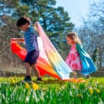 imagen de niño y niña disfrutando del Set de 3 pañuelos en colores degradados de Tickit