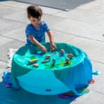 imagen de un niño jugando con el Set de 3 pañuelos en colores degradados de Tickit