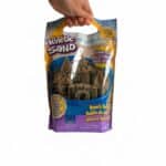 imagen de la Arena kinética sensorial natural, bolsa de 1,3 kg sujetada por una mano