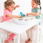 imagen de dos niñas jugando con el Bandeja redonda de clasificación con compartimentos