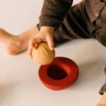 imagen de un bebé manipulando el Juguete apilable con pelota sonajero de Oli & Carol
