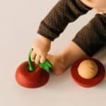 imagen de un bebé jugando con el Juguete apilable con pelota sonajero de Oli & Carol