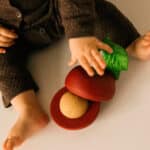 imagen de un bebé con el Juguete apilable con pelota sonajero de Oli & Carol