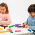 imagen de una niña y un niño manipulando los Cubos para juegos matemáticos engarzables
