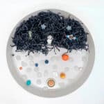 imagen del contenido del Kit para bandeja sensorial Galaxia de Jellystone