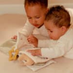 imagen de dos bebés con el libro