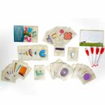 Imagen de todos los componentes de Coco juega con los números, juego de cartas de Atomo Games