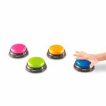 Imagen de los cuatro pulsadores con una mano de Pulsadores para juegos de preguntas y respuestas