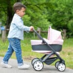 imagen de un niño con el Cochecito Maxi Cosi 3 en 1 con silla y capazo extraíble