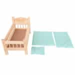 imagen del contenido de la Cuna de madera con ropa de cama para muñecas de Legler