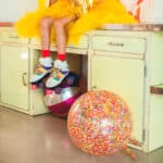 imagen de una niña con la Pelota saltarina confeti de Ratatam