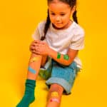 imagen de una niña con las Tiritas adhesivas infantiles hipoalergénicas e impermeables