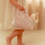 imagen de una niña con el Gatito peluche Marley con bolsa de Little Dutch