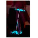 imagen de una niña con el Patinete Mini Micro Deluxe LED Glow Turquesa