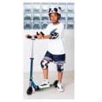 imagen de un niño con el Patinete Micro Neochrome Multicolor con luces LED