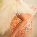 imagen de una niña saltando con la Pelota saltarina confeti de Ratatam