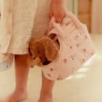 imagen de una niña con el Perrito peluche Jackie con bolsa de Little Dutch