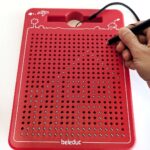 imagen de la parte de bolitas de la Pizarra magnética 2 en 1 con tarjetas para reproducir