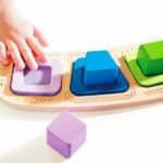 imagen de un bebé jugando con el Puzzle de clasificación de colores y formas de Hape