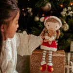 imagen de una niña con la Muñeca blandita Rosa Navidad Little Dutch