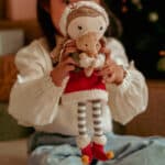 imagen de una niña sosteniendo a la Muñeca blandita Rosa Navidad Little Dutch