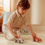 imagen de un niño jugando con el Set de coches de carrera con retroceso de Little Dutch