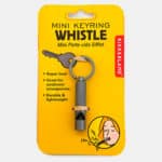 imagen del packaging del Mini llavero con silbato de Kikkerland