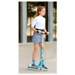 imagen de una niña con el Patinete Micro Sprite Azul con luces LED