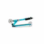 imagen del Patinete Micro Sprite Azul con luces LED plegado