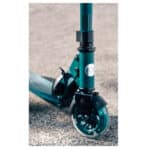 imagen de la rueda delantera del Patinete Micro Verde Eco plegable con luces LED