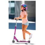imagen de una niña con el Patinete Micro Sprite Lila con luces LED
