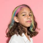 imagen de una niña con pelo pintado con las Tizas temporales para el pelo de Omy